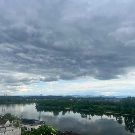 Am Donauhang Danube View Apartment